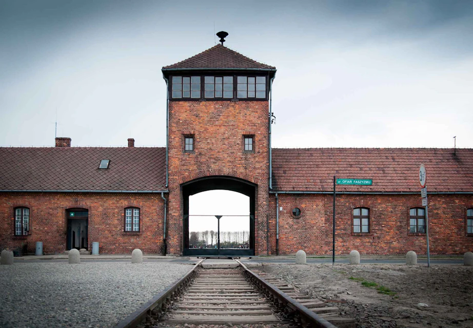 Auschwitzin Eloonj nyt Sai Haastaa Kustantamon Oikeuteen auschwitzin-eloonj-nyt-sai-haastaa-kustantamon-oikeuteen