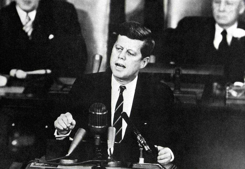 Presidentti Kennedy pitää puhetta kongressissa 25. toukokuuta 1961. Presidentti Kennedy pitää puhetta kongressissa 25. toukokuuta 1961.