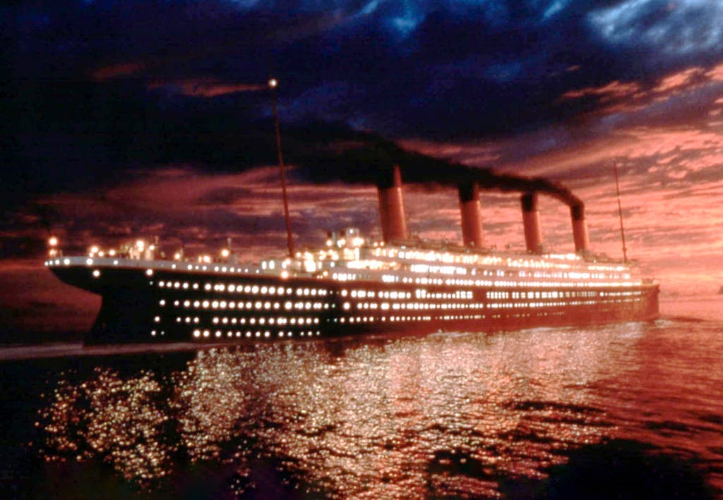 Titanic merellä auringonlaskun aikaan