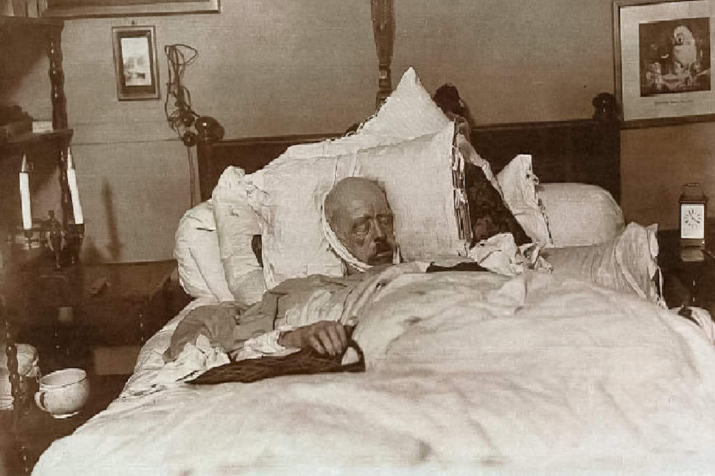 La foto del fotografo. Otto von Bismarck giace morto nel suo letto La foto del fotografo. Otto von Bismarck giace morto nel suo letto