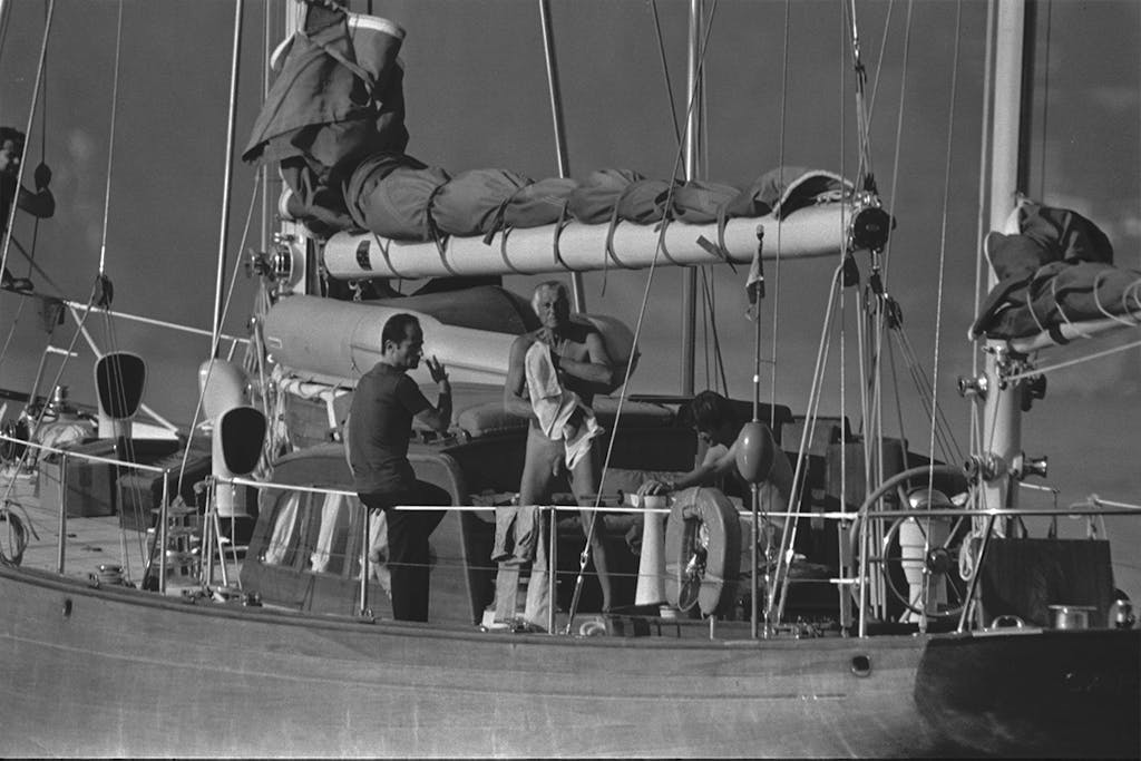 Gianni Agnelli nuota nudo dal suo yacht Gianni Agnelli nuota nudo dal suo yacht