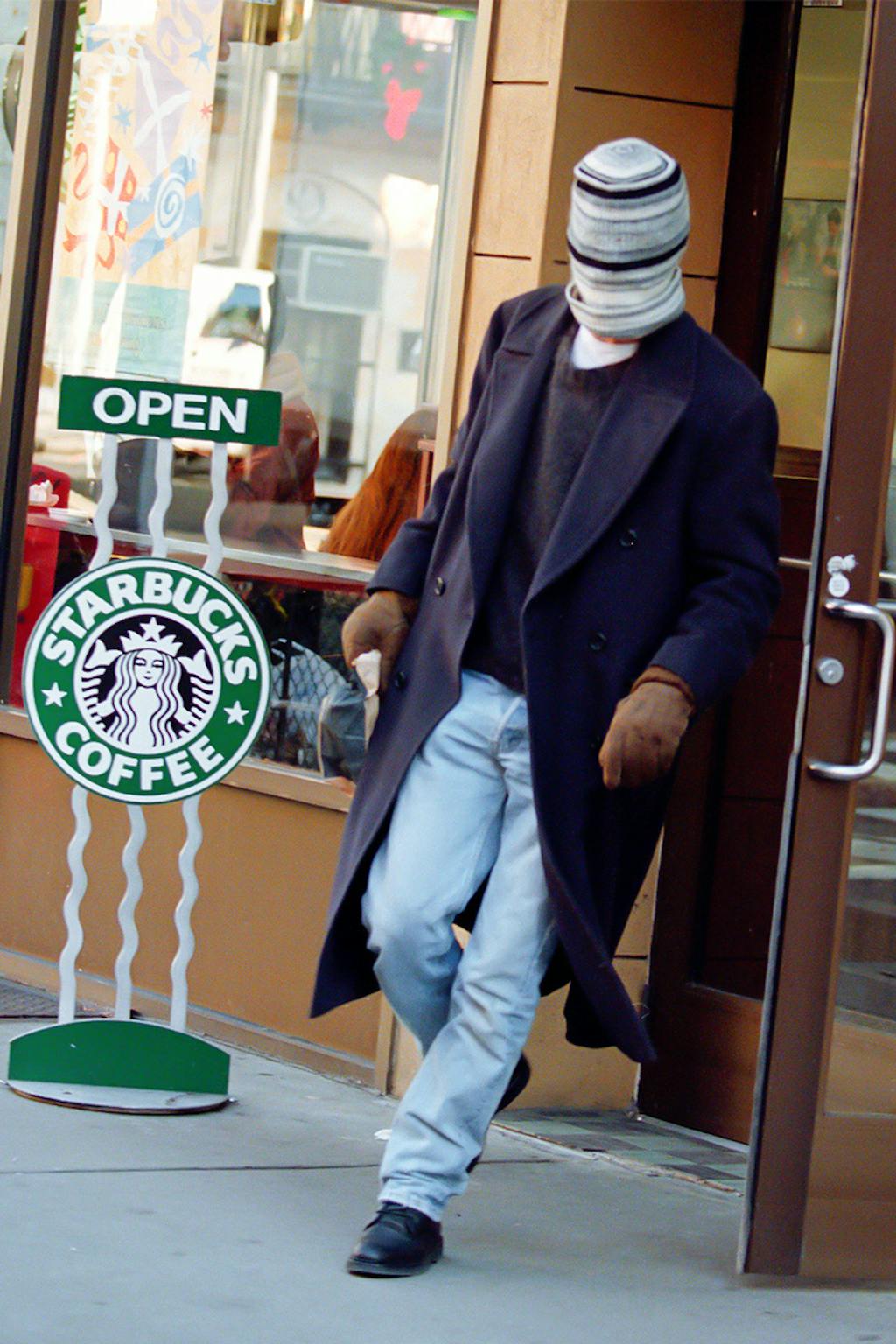 Brad Pitt cerca di evitare i paparazzi Brad Pitt cerca di evitare i paparazzi