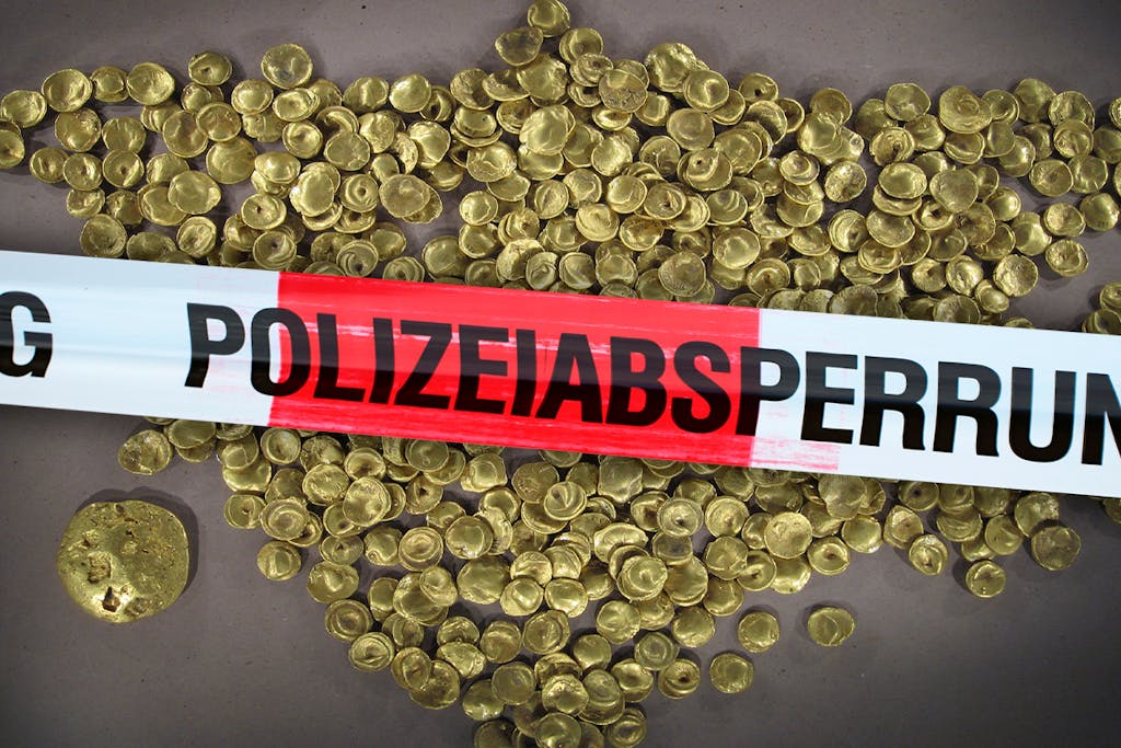 Poliisin eristysnauhaa kelttiläisten kultakolikoiden päällä.