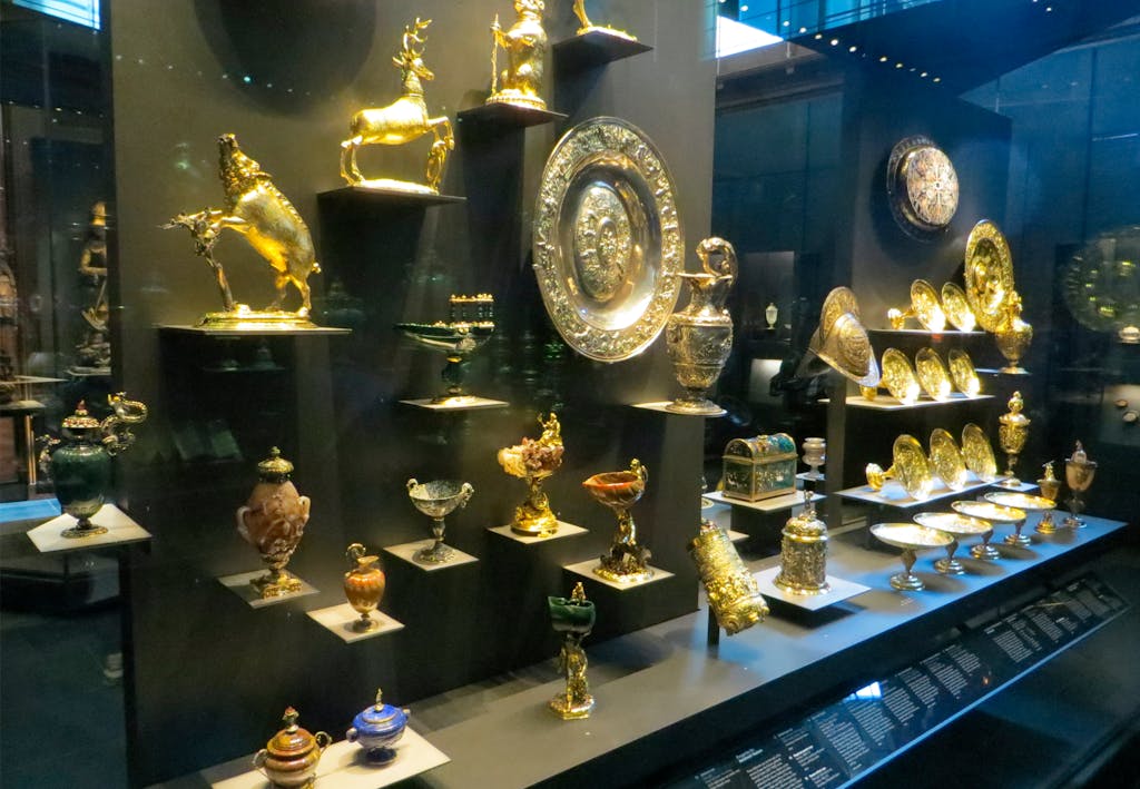 Kultaisia esineitä lasivitriinissä