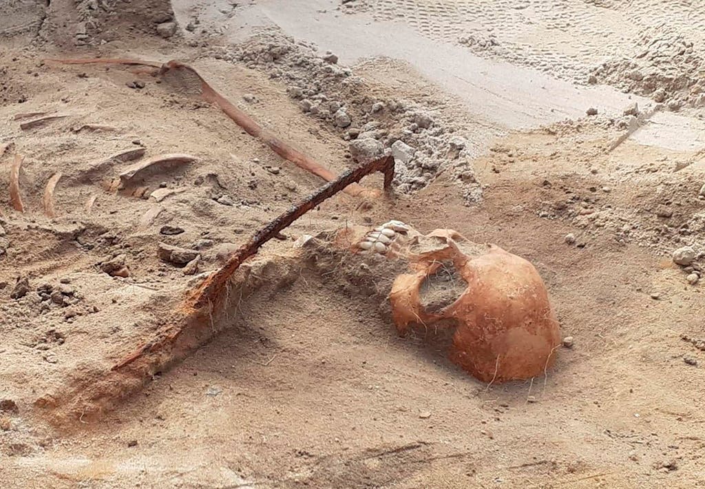 Skelet med le over halsen Skelet med le over halsen