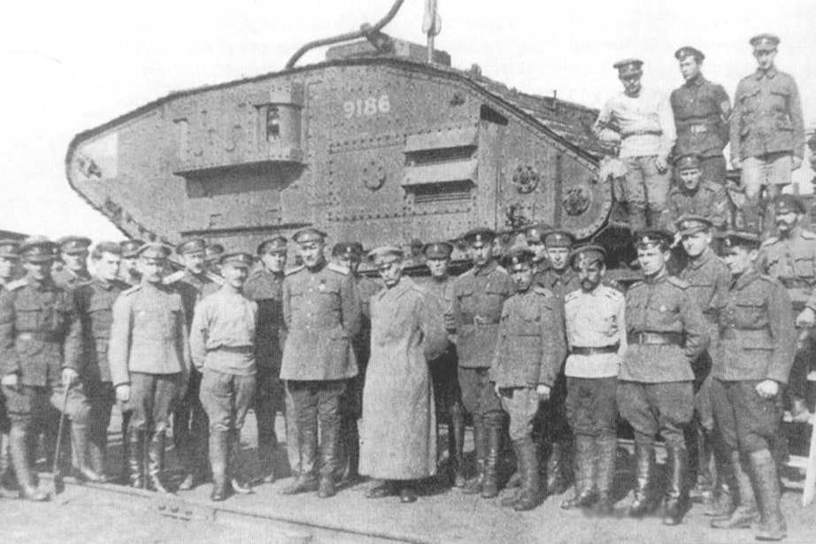 Hvorfor er Krym så vanskelig å erobre? 2 Russiske soldater foran panserkjøretøy