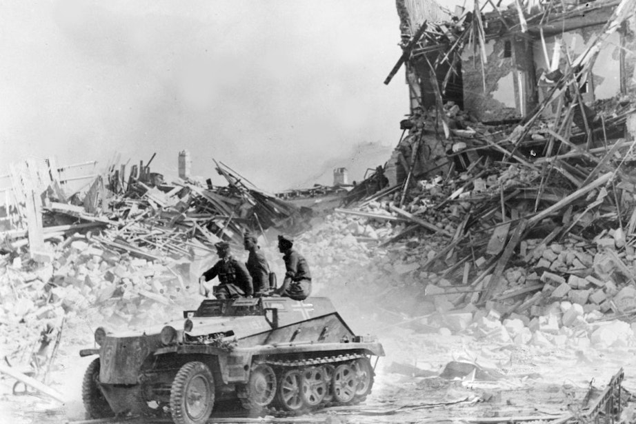 Hvorfor er Krym så vanskelig å erobre? 3 Svart-hvitt-bilde av nazister på kjøretøy