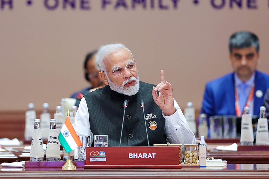 Indiens premierminister Narendra Modi med løftet hånd