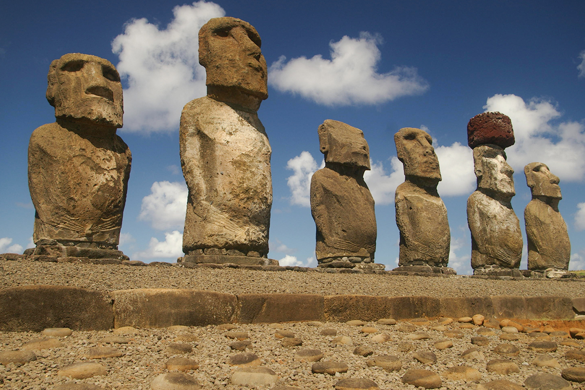 Beelden Paaseiland bedreigd door stortregens en branden | historianet.nl