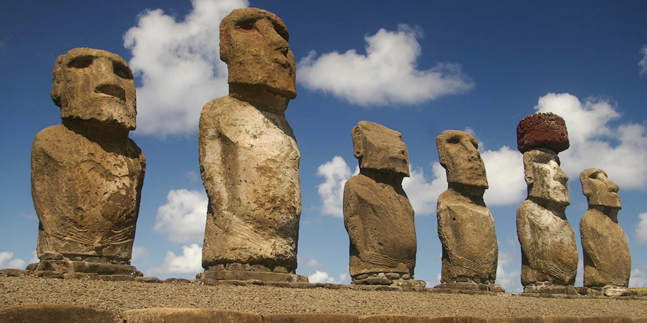 Beelden Paaseiland bedreigd door stortregens en branden | historianet.nl