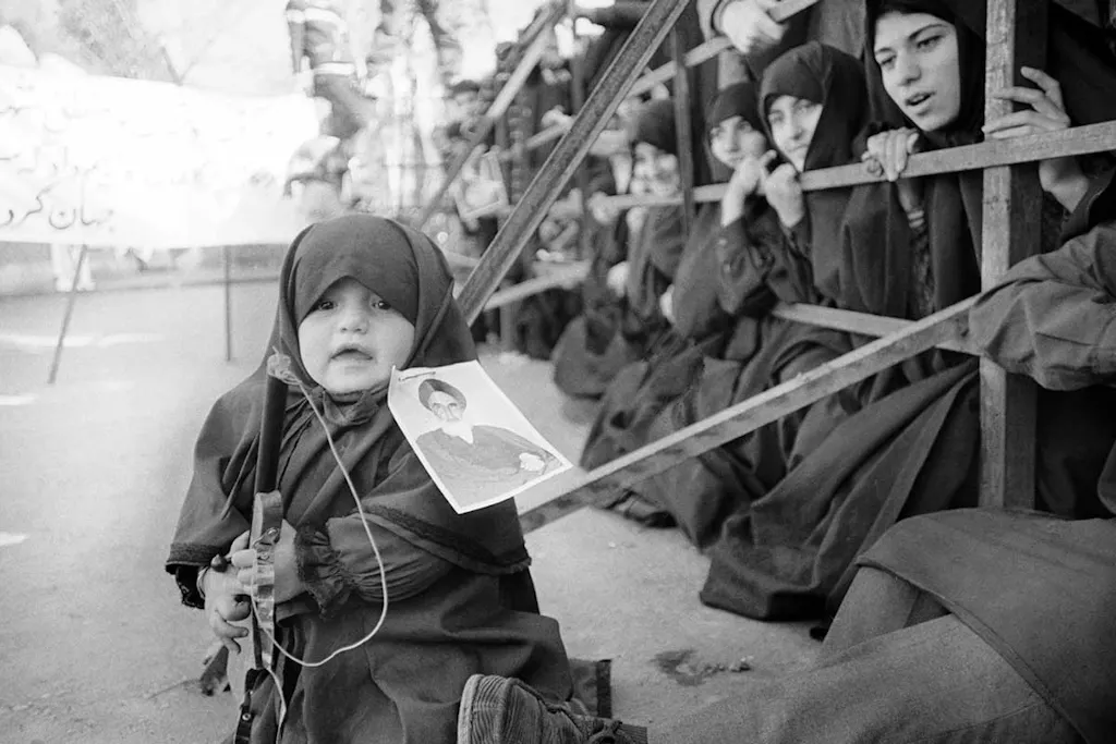 Ayatollah Ruhollah Khomeini haatte de sjah | historianet.nl