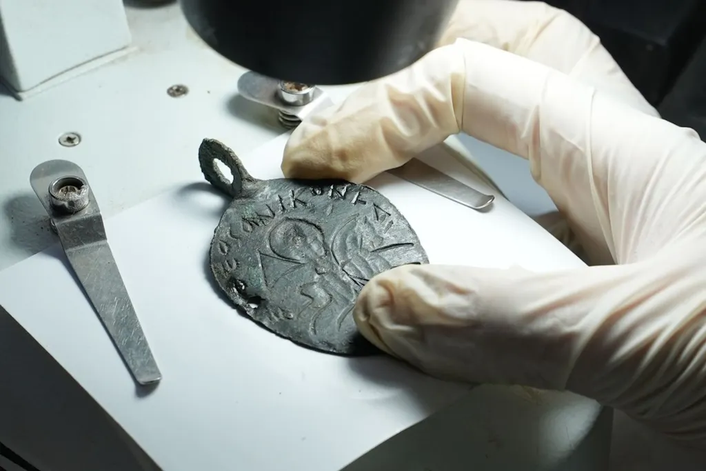 1500 år gammel amulett med kong Salomo funnet i ruinby | historienet.no