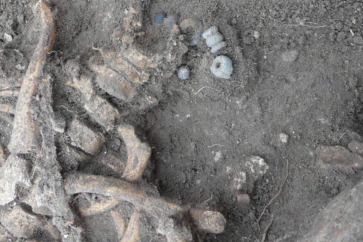 Hedenske begravelser og vikingsmykker funnet i Frankrike | historienet.no