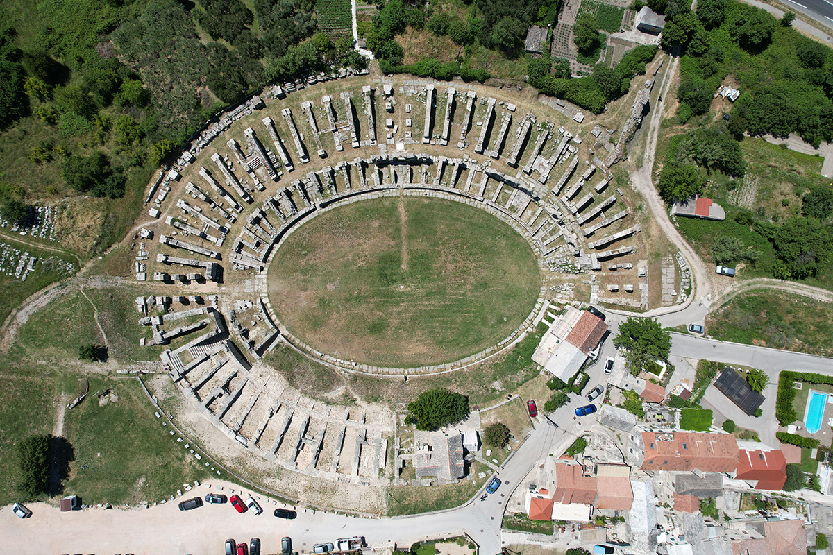 Archeologen vinden ondergrondse gang bij Romeins amfitheater ...