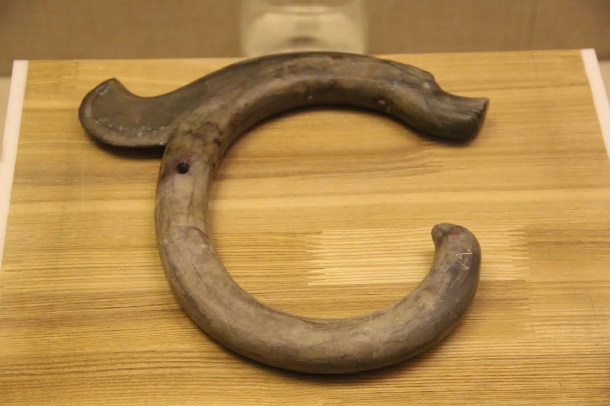 Antieke Mongoolse drakenfiguur op een houten tafel