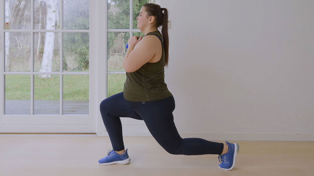 Kvinna tränar plussize träning