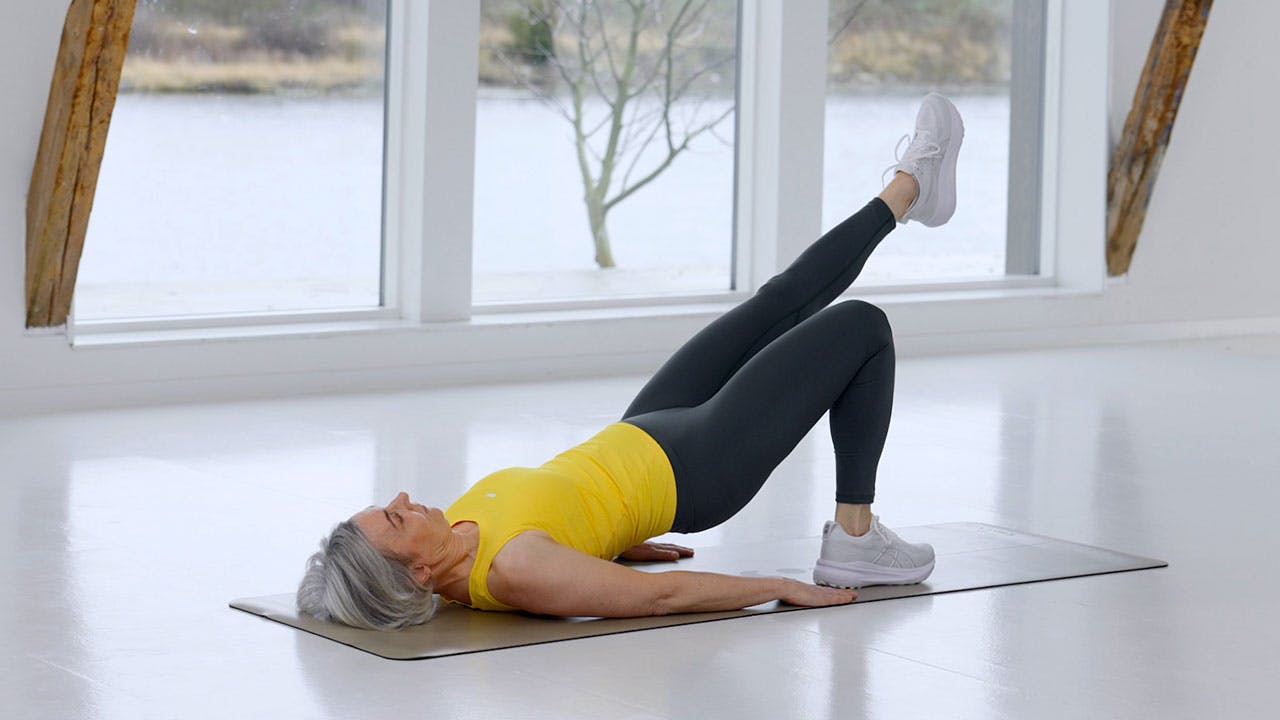 Kvinna gör träning för seniorer