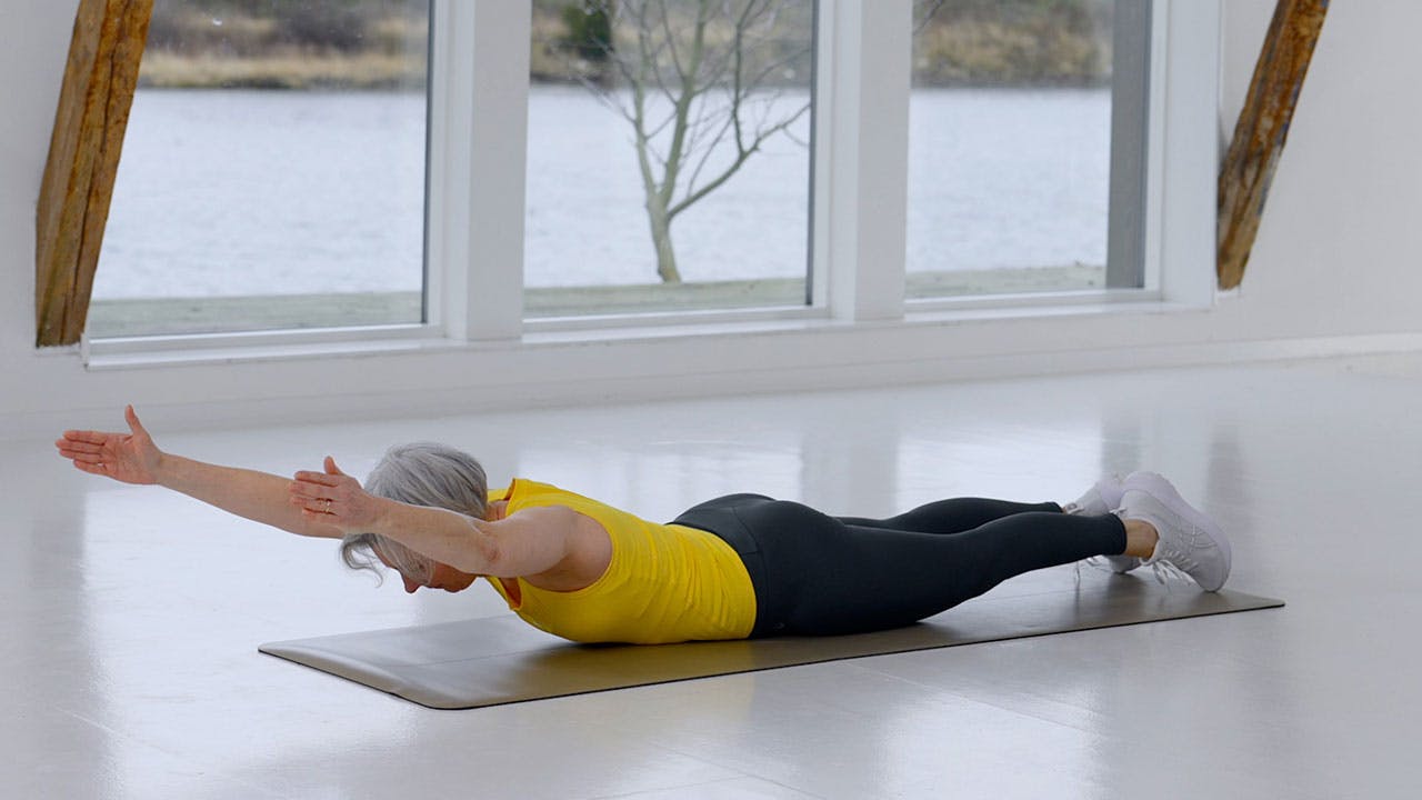 Kvinna gör träning för seniorer