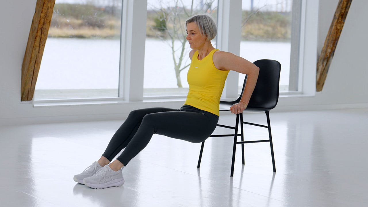 Kvinde laver træning til seniorer