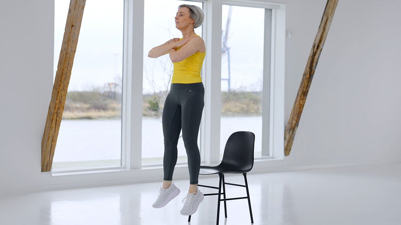 Kvinna gör träning för seniorer