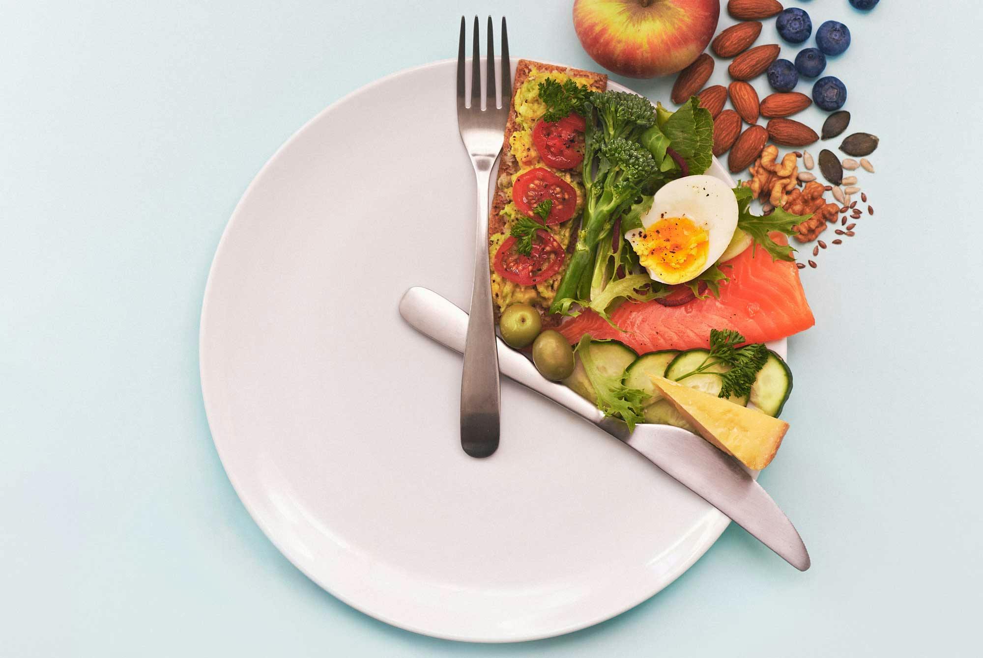 Lautasella hedelmiä ja aterimia kuvaamassa 16:8-pätkäpaastoa.