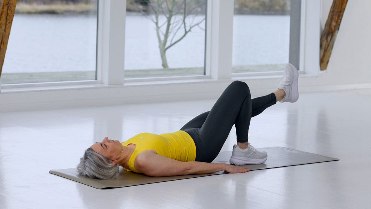 Nainen tekee senioritreeniä.