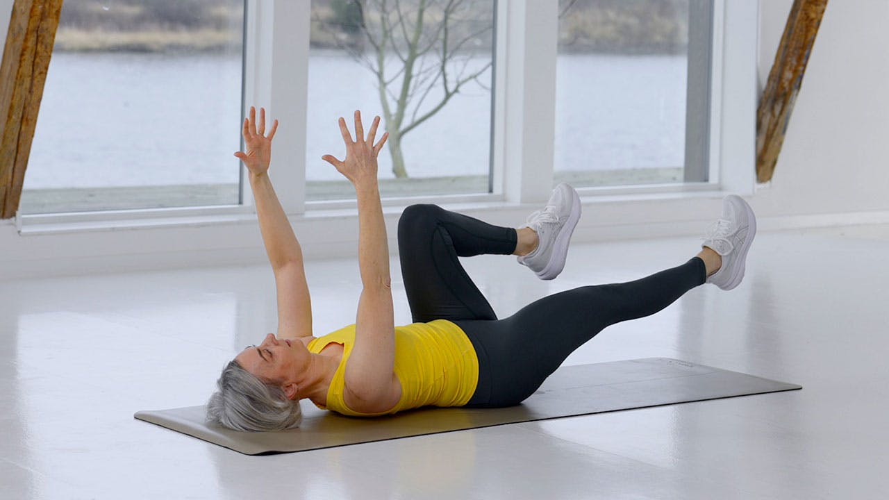 Kvinna gör träning för seniorer