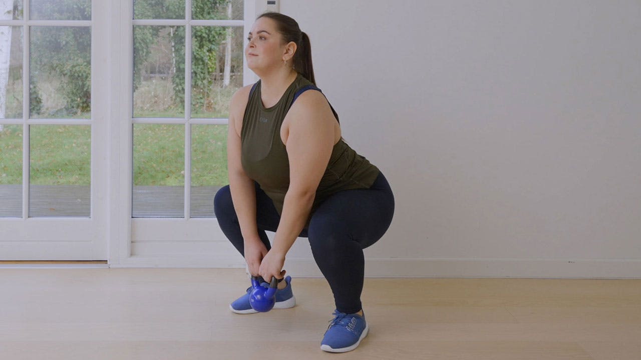 Kvinde laver plus size-træning