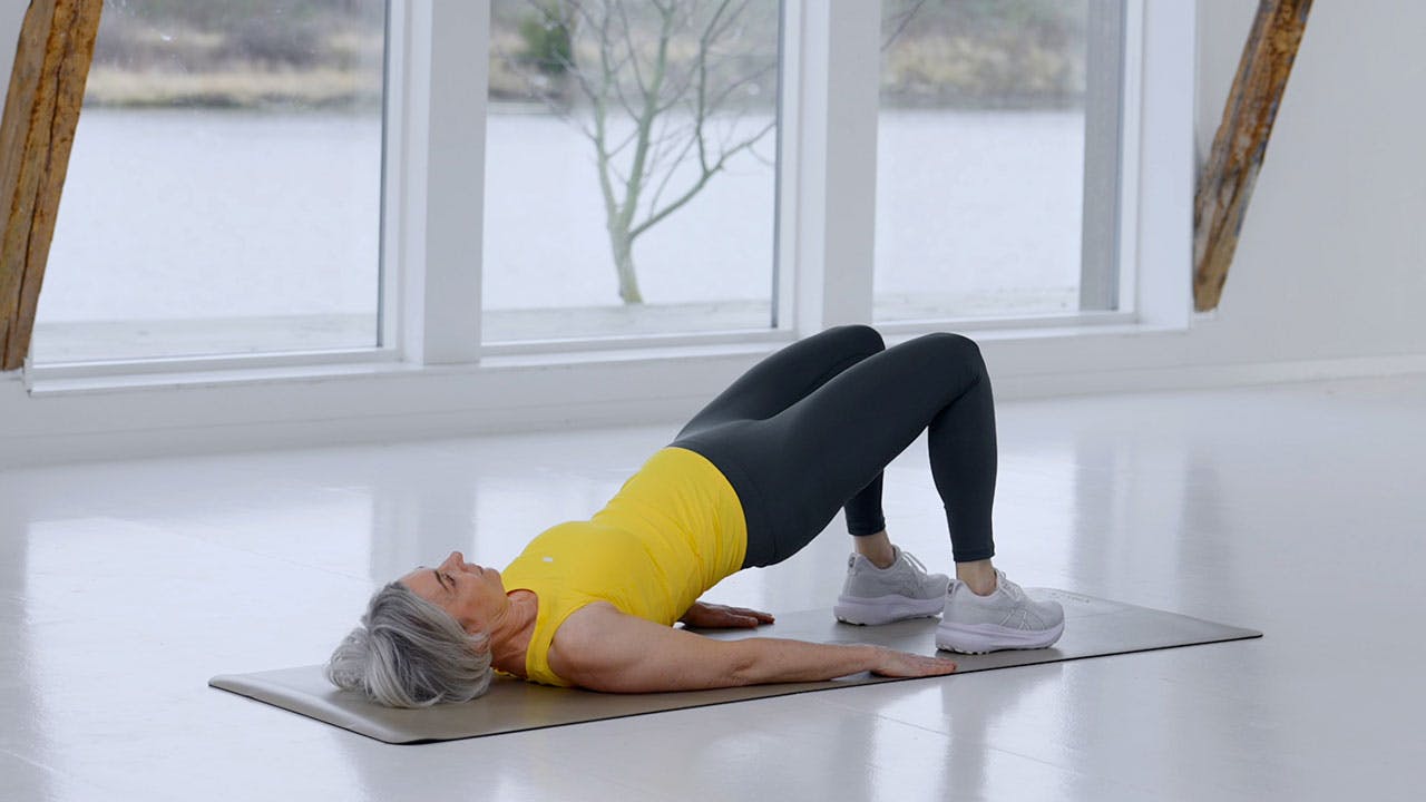 Kvinna gör träning för seniorer