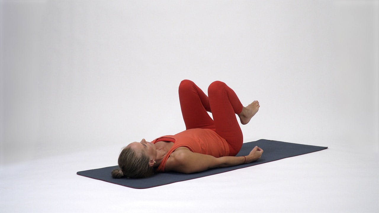 Kvinne trener delte magemuskler