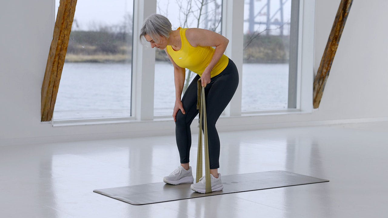 Nainen tekee senioritreeniä.