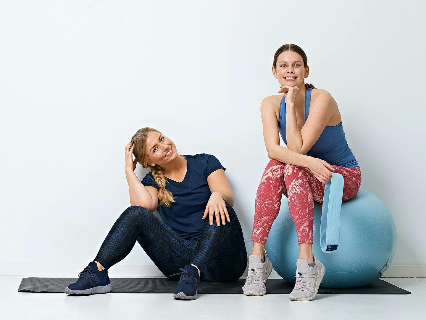 To kvinner sitter med treningspakken