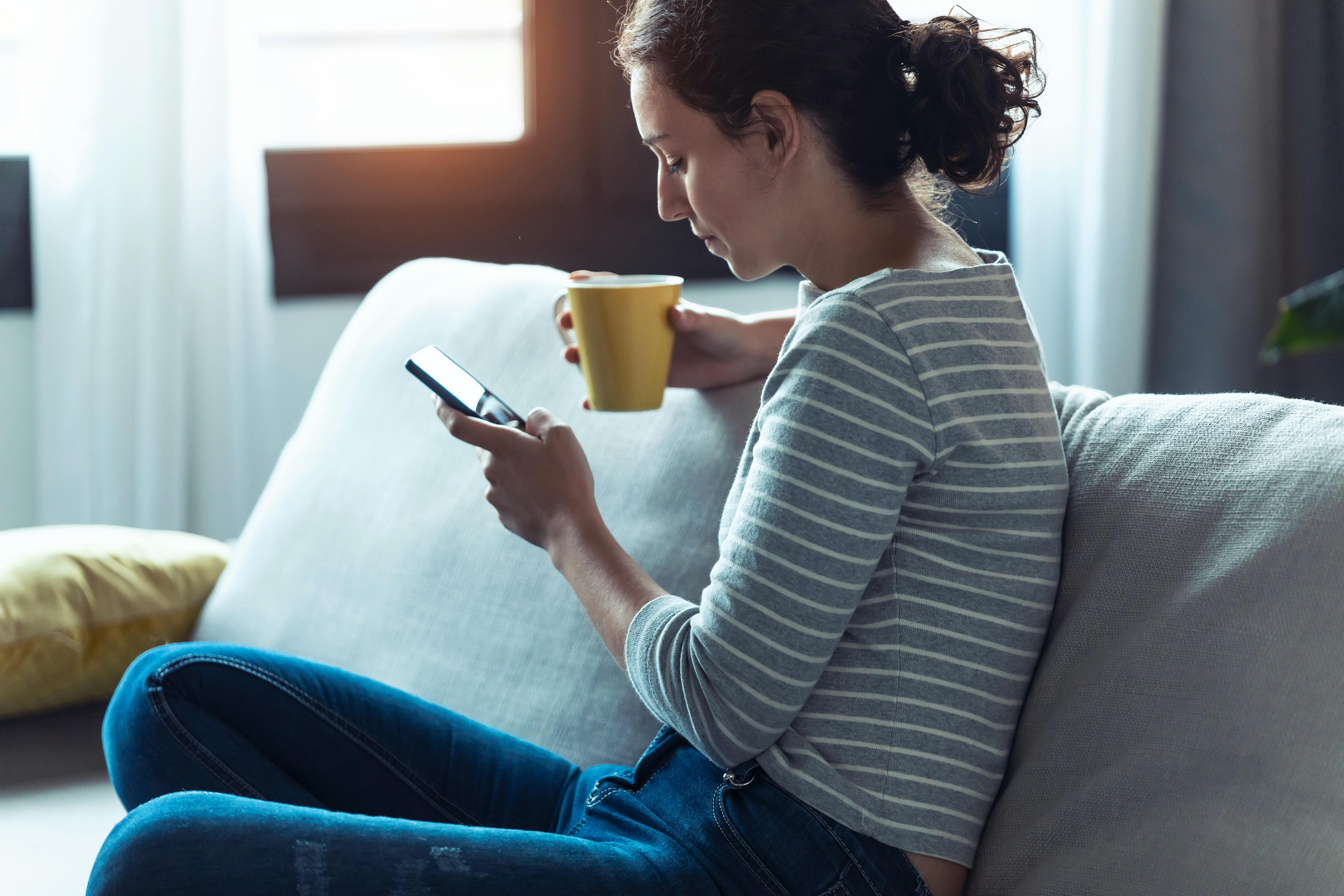 Kvinde kigger i sin mobil