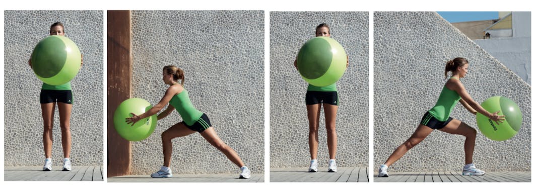 Kvinna gör utfallssquats med bollsänkning