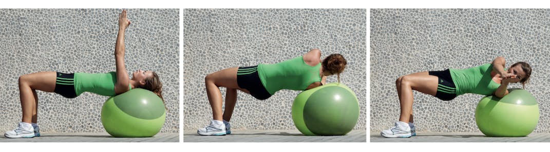 Kvinna gör russian twist med rygen på bollen