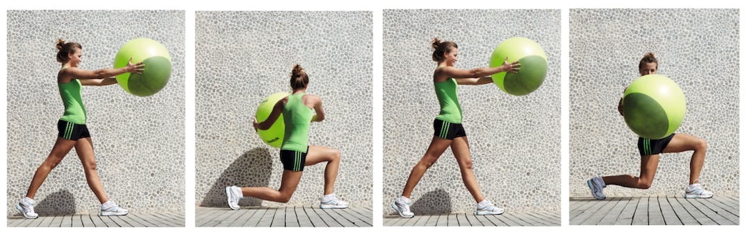 Kvinna gör utfall med rotation och träningsboll