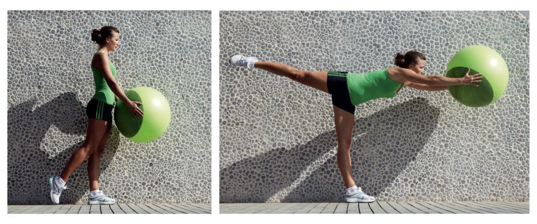 Kvinna gör parallella lyft med träningsboll.