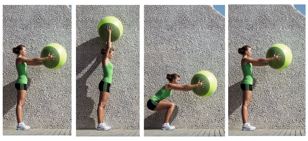 Kvinna gör axelpress med träningsboll