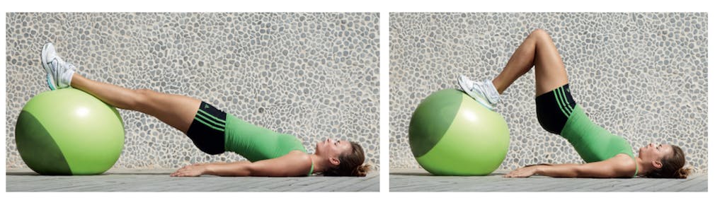 Kvinna gör brygga med bencurl med träningsboll