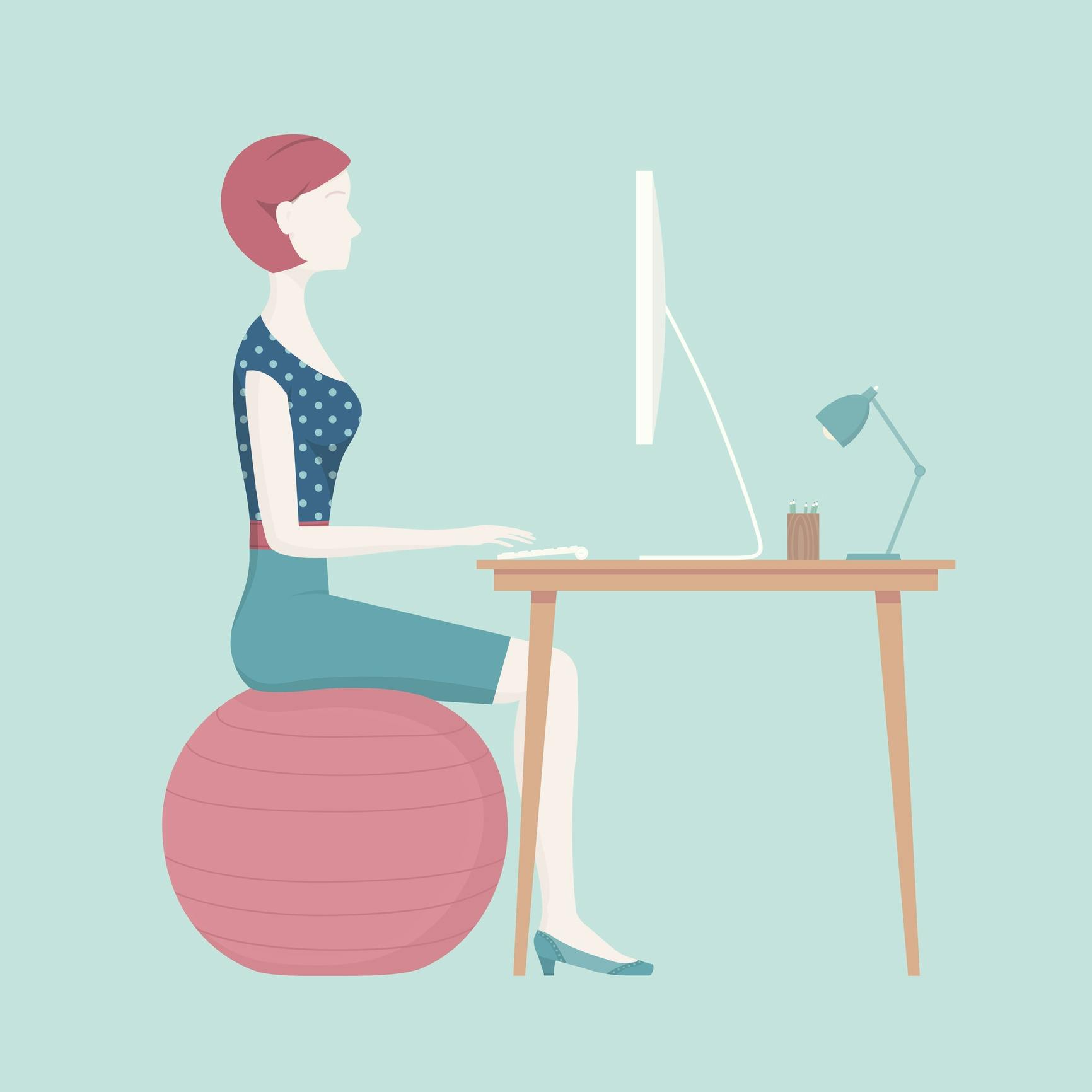 Kvinne sitter på treningsball