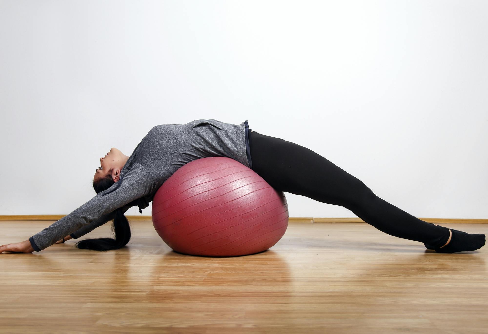 Kvinne strekker ryggen på treningsball