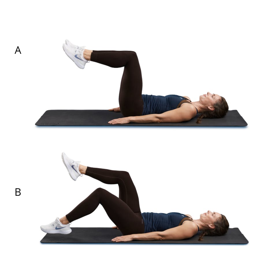 Dopp med tån Kvinna gör magövning