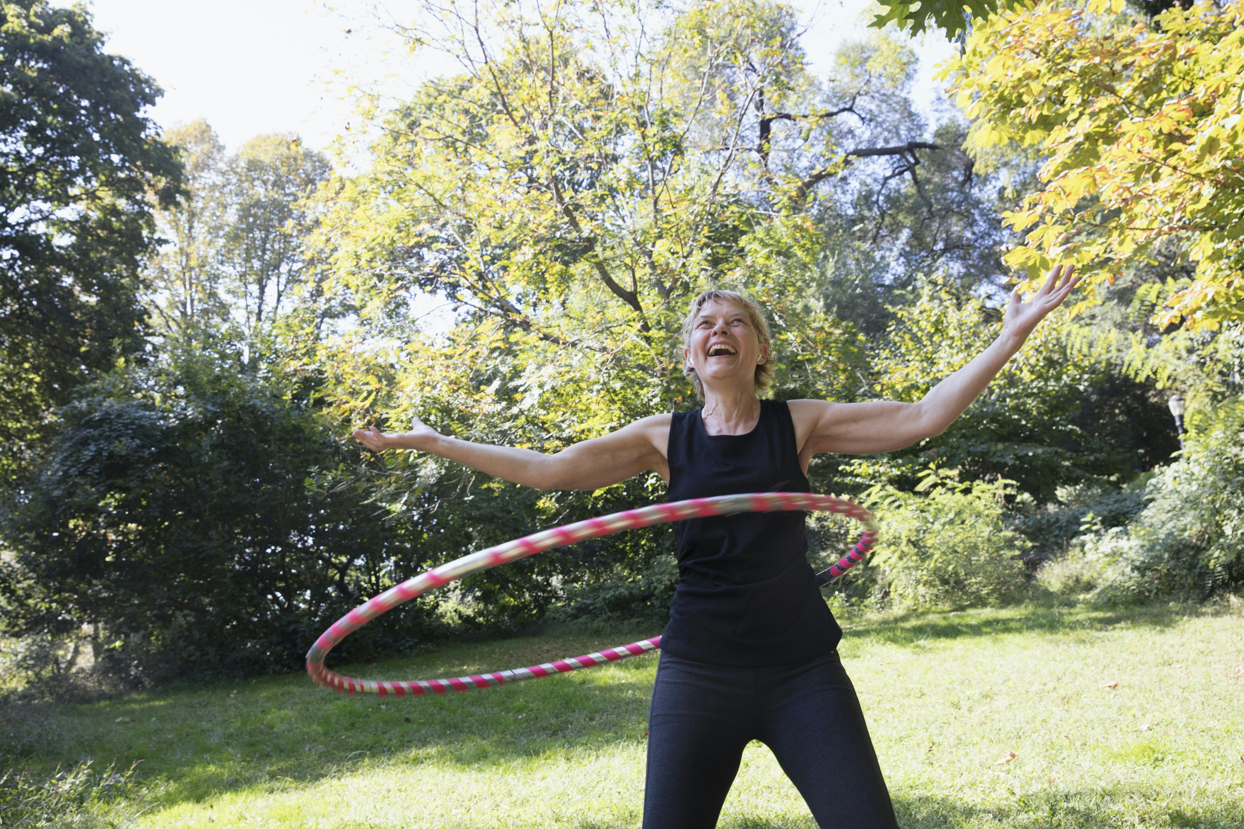 Kvinna rockar rockring med vikt