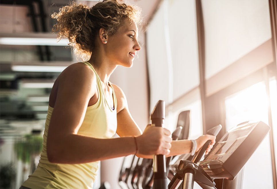 Kvinna tränar crosstraining