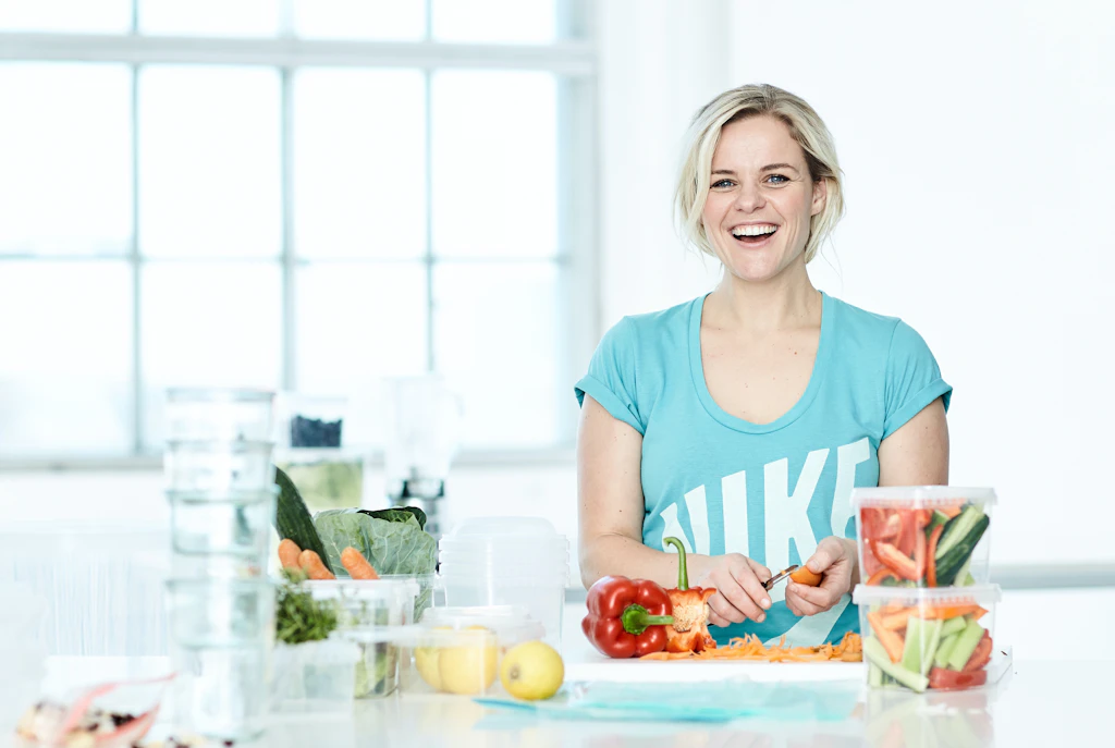 Nainen valmistaa terveellistä ruokaa