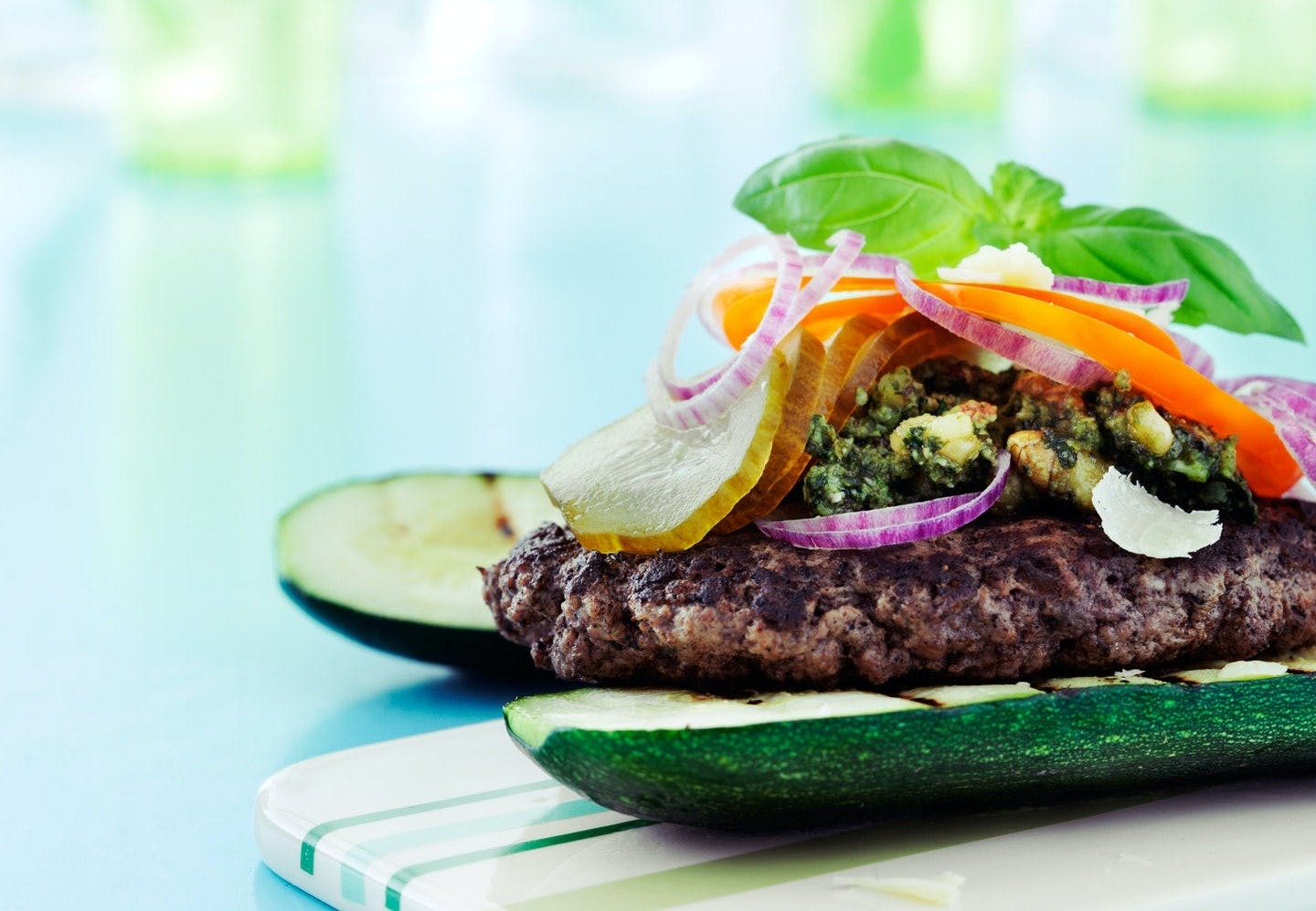 Okseburger med squashbrød og valnøttpesto