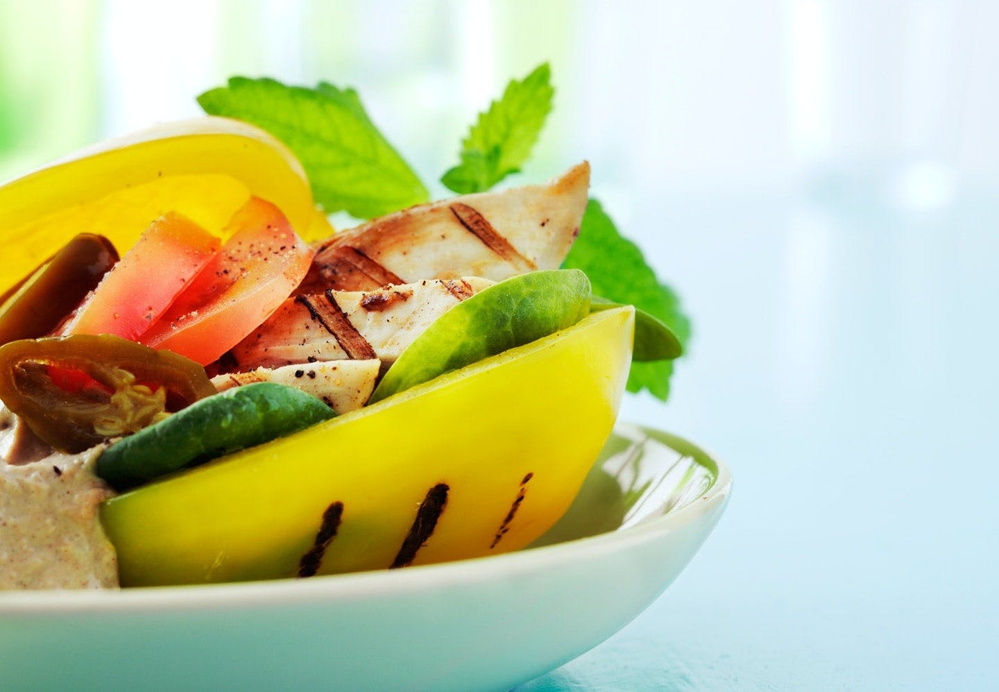 Broilerinfileepurilainen paprikanpuolikkaat sämpylänä