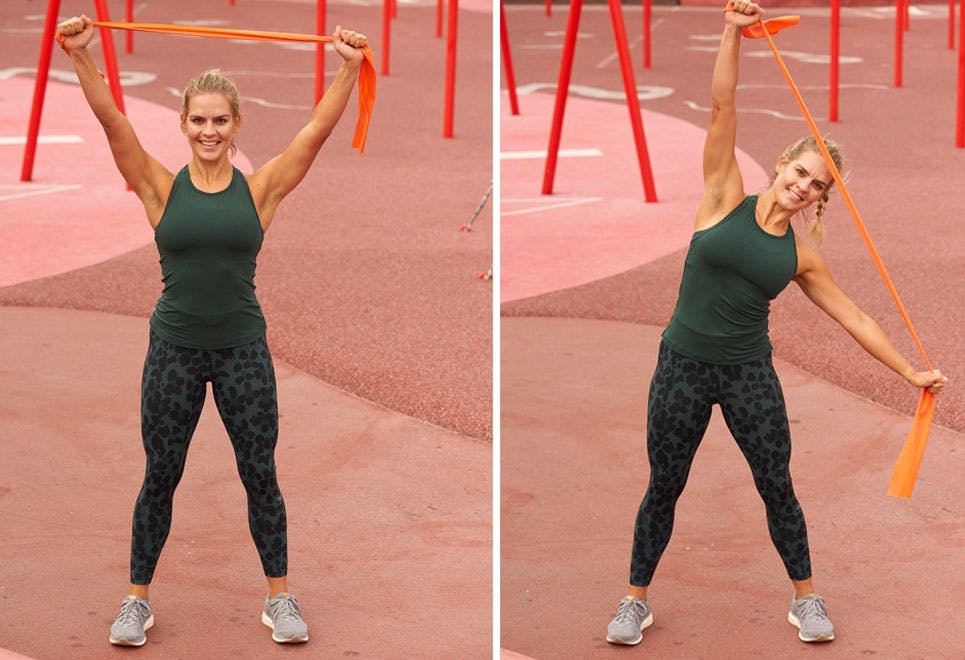 Nainen tekee kyljen venytystä kuminauhan kanssa