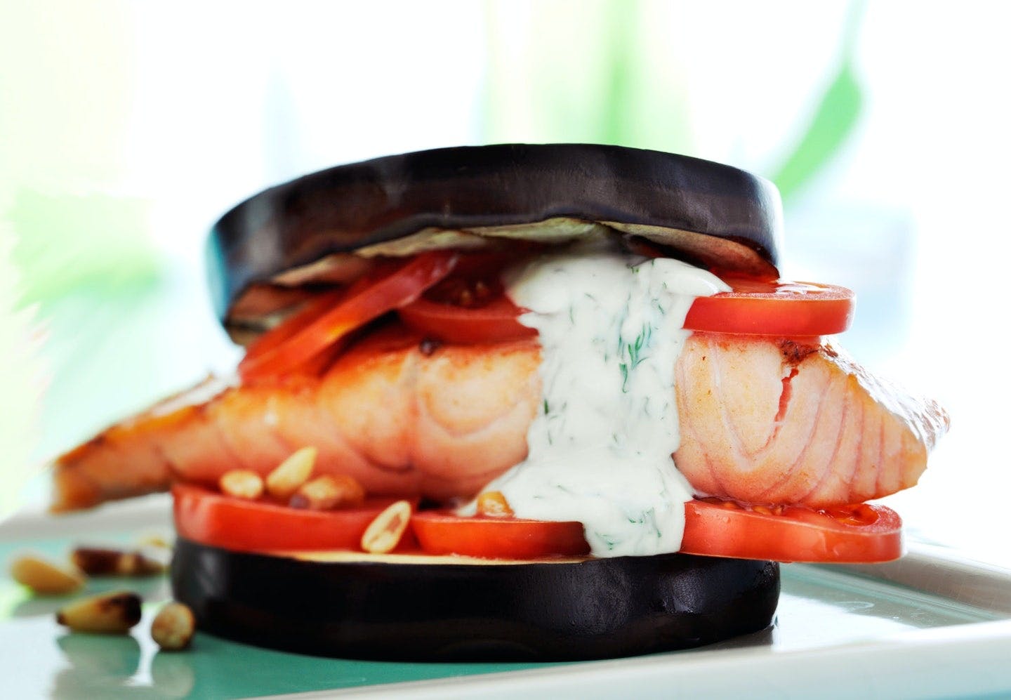 Lakseburger med auberginebolle