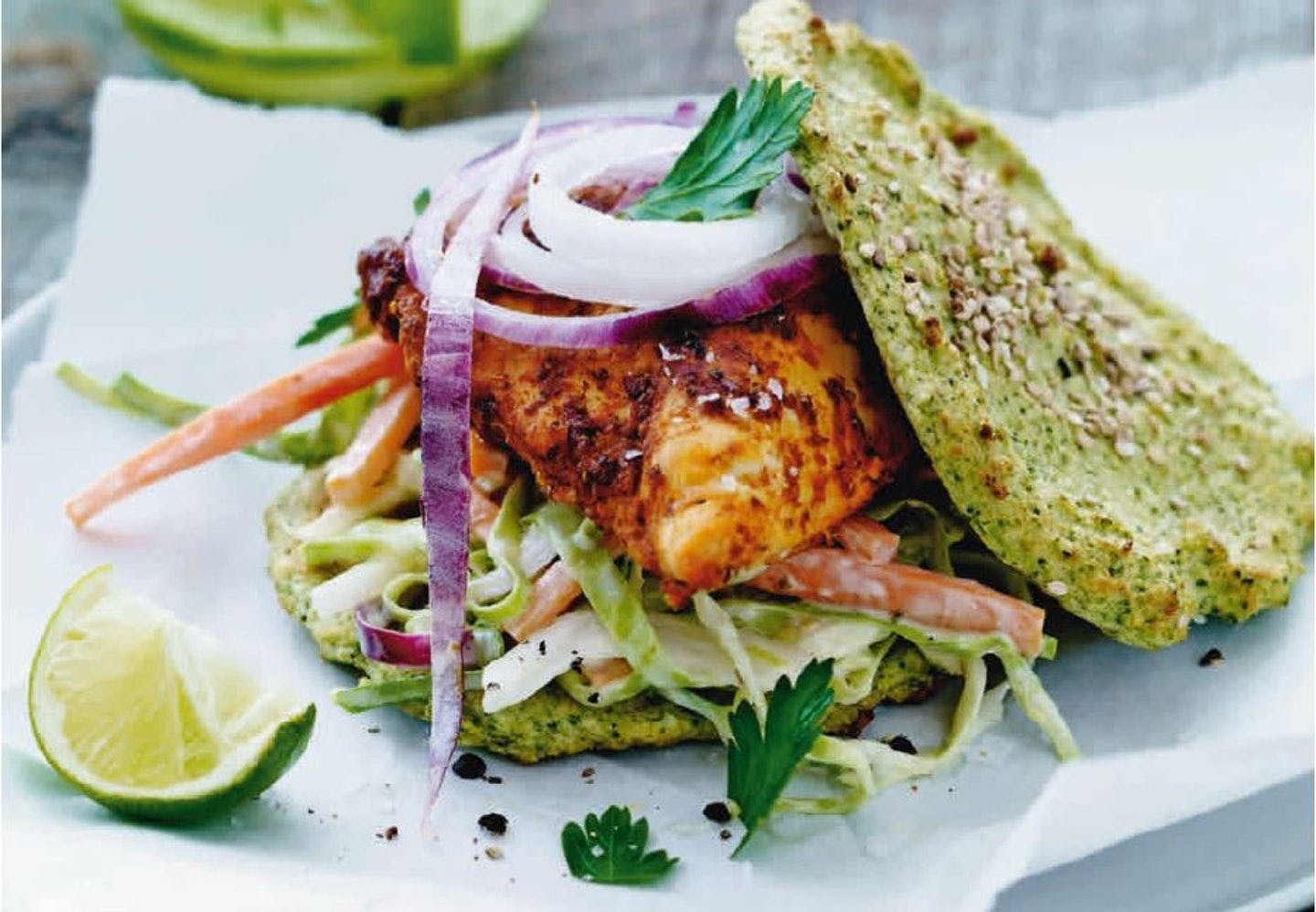 Kyllingeburger med coleslaw og broccolibolle